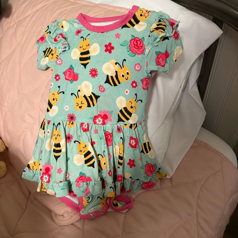 Adorable Bee and Floral Baby twirl bubble